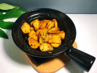 12、圆土豆+香煎土豆,即可关火开吃
