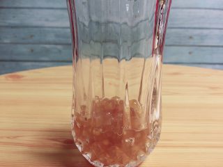 8、珍珠冷萃咖啡,取一只玻璃杯，放入煮好的珍珠。