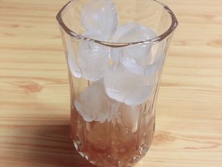 9、珍珠冷萃咖啡,加入冰球。