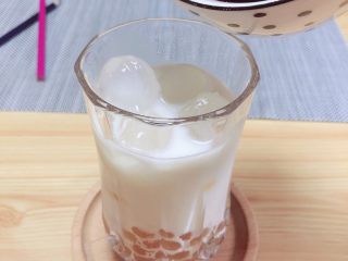 11、珍珠冷萃咖啡,再倒入冷却的咖啡。