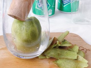 1、奇异果气泡饮,将去好皮的奇异果放入杯中