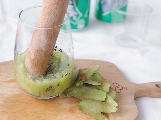 2、奇异果气泡饮,用擀面杖压成泥状