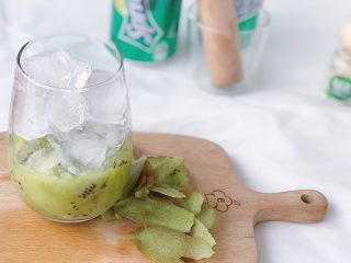 3、奇异果气泡饮,放入适量冰块