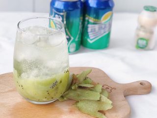 4、奇异果气泡饮,倒入雪碧