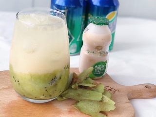 5、奇异果气泡饮,倒入乳酸菌