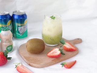 6、奇异果气泡饮,一杯清新淡雅的奇异果气泡饮料就完成啦