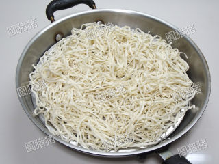 2、豆角焖面,蒸锅内烧开水，放上面条加盖大火蒸12分钟至8成熟，取出放入盆内拨散，晾凉。