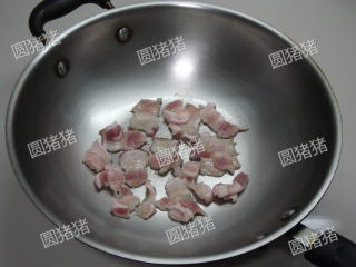 3、豆角焖面,炒锅烧热，放少许油，凉油加入五花肉小火煸炒至出油。