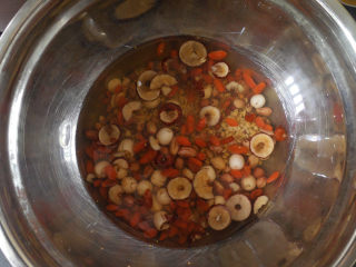 1、养生粥合集,将磨皮莲子20克、花生20克、枸杞15克、白糯米45克、大枣20克、花豇豆30克、红小豆40克、小麦仁60克放盆里，洗净后，用水浸泡过夜