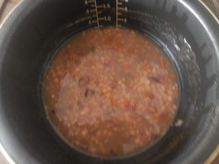 3、养生粥合集,煮好的八宝粥趁热加入适量的冰糖。搅拌均匀即可