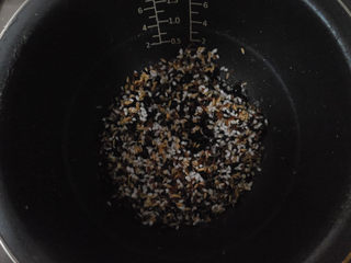 7、养生粥合集,将泡好的食材倒入锅内