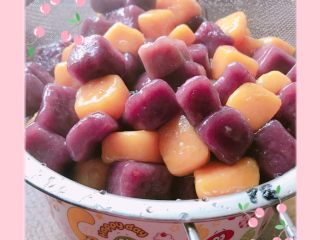 4、自制夏季丸丸糖水????,6-切粒入沸水中煮至浮起,过冷水,装盘放凉备用。