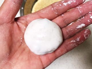 13、麻香豆沙糯米饼,包好的糯米饼坯