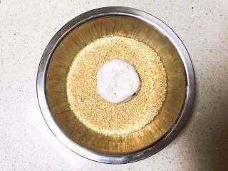 14、麻香豆沙糯米饼,把糯米饼坯放入熟白芝麻里，裹满白芝麻