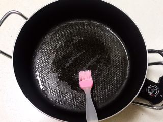 17、麻香豆沙糯米饼,炒锅烧热后刷一层玉米油