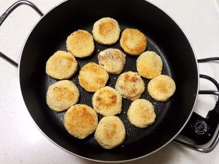 19、麻香豆沙糯米饼,煎制一面金黄就可以翻面