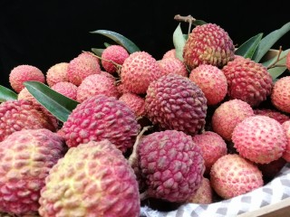 2、荔枝罐头,准备新鲜荔枝1000g。