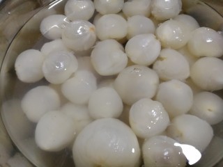 6、荔枝罐头,倒入清水，将荔枝浸泡20分钟左右。用盐水浸泡过的荔枝食用不容易上火。这一点很重要！！！