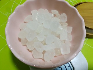 7、荔枝罐头,准备冰糖，也可以放黄冰糖。