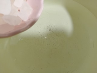 8、荔枝罐头,搪瓷盆或不锈钢盆倒入适量的清水。喜欢喝糖水的，可以多放一些清水。