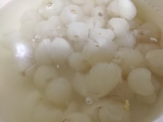 11、荔枝罐头,将去掸果核的荔枝全部倒入到糖水里。