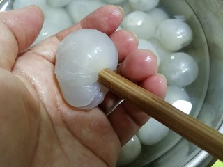 10、荔枝罐头,这时我们取一根筷子用粗头部放荔枝的根蒂将荔枝的果核顶出。买小核的荔枝比较好取。