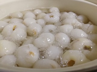 14、荔枝罐头,煮至荔枝全部浮起冒泡即可。