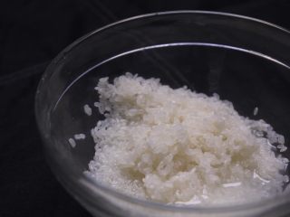 3、潮汕砂锅粥,珍珠米洗净,泡水5分钟后,沥干水分,加入少许油(这一步是为了让煮出来的砂锅粥有着粒粒分明的口感)