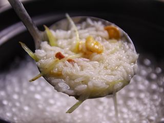 9、潮汕砂锅粥,煮到水变少变稠,米粒变大即可加入热水