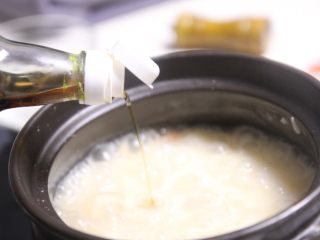 13、潮汕砂锅粥,鱼露,属于广东沿海地区经常用到的一种调味品,加入到菜品中,可以让菜品提鲜,这个还是要有的,如果没有,那。。。。那还是算了