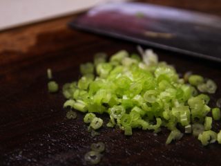 14、潮汕砂锅粥,切入少许的香芹,加入到粥内。