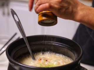 15、潮汕砂锅粥,加入盐,胡椒提味