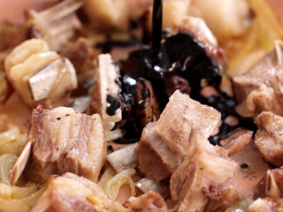 7、羊排手抓饭,倒少许老抽