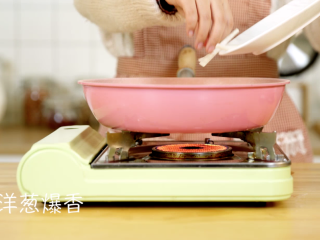 9、羊排手抓饭,锅中倒油后继续加洋葱爆香