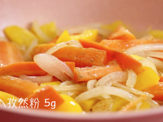 10、羊排手抓饭,加入胡萝卜和彩椒丁然后倒入少许孜然粉和盐，翻炒均匀