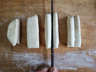 10、霜糖油条,将两个长条叠起，用筷子在中间向下压出一道印。