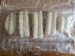 11、霜糖油条,盖保鲜膜醒发15分钟左右。