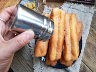 16、霜糖油条,装盘后趁热筛上糖粉。