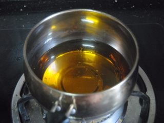 7、辣子鸡,中火煮至冒热气