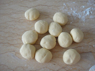 8、南瓜炼奶紫薯饼,分成约35克的胚子后搓圆