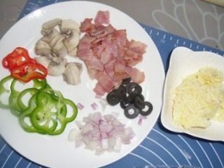 5、蘑菇培根披萨,切配好内馅材料,培根片在平底里煎香,蘑菇焯水捞出挤去水份