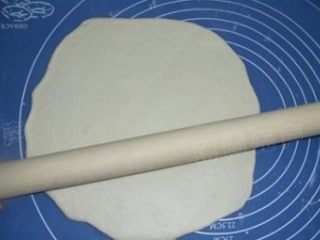 6、蘑菇培根披萨,将发好的面团排气后松驰10分钟后擀成薄圆饼状