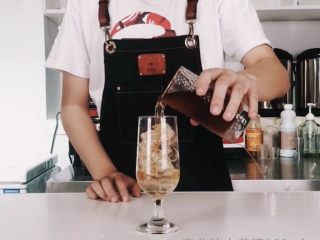 4、夏日晚霞薄荷波士冰茶，唤醒你的活力,沿冰块倒入波士茶汤（适量即可）