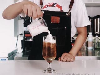 5、夏日晚霞薄荷波士冰茶，唤醒你的活力,倒入薄荷鲜牛奶（满杯即可）