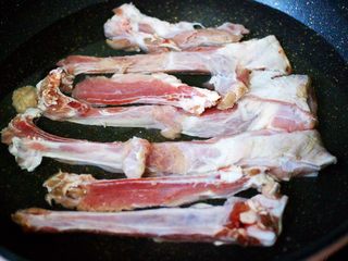 5、烧烤风味烤羊排,锅中倒入适量的清水，把羊排放入锅中。