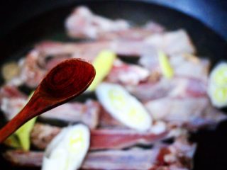 7、烧烤风味烤羊排,这个时候加入料酒去腥。