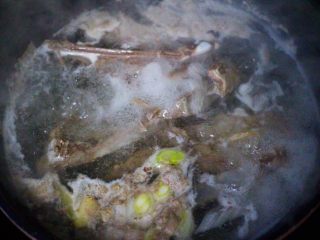 8、烧烤风味烤羊排,大火烧开后再煮10分钟左右。