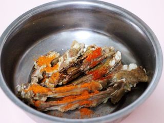 11、烧烤风味烤羊排,最后加入新奥尔良腌料。