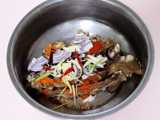 12、烧烤风味烤羊排,再把切丝的洋葱和葱姜和干辣椒放到羊排上面。