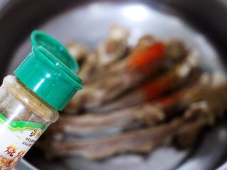 10、烧烤风味烤羊排,加入辣椒面和孜然粉，再加入烧烤调料。